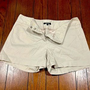 Daisy Fuentes Size 6 kaki shorts